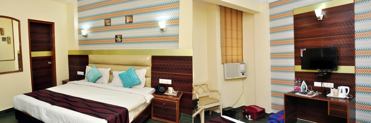 The Crest Inn Delhi  Exteriör bild