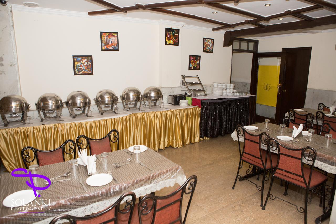 The Crest Inn Delhi  Exteriör bild