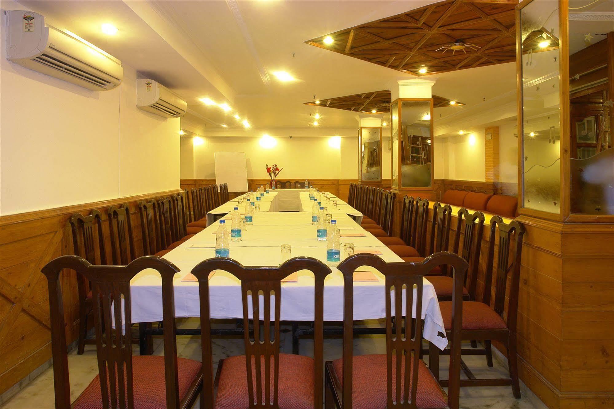 The Crest Inn Delhi  Exteriör bild