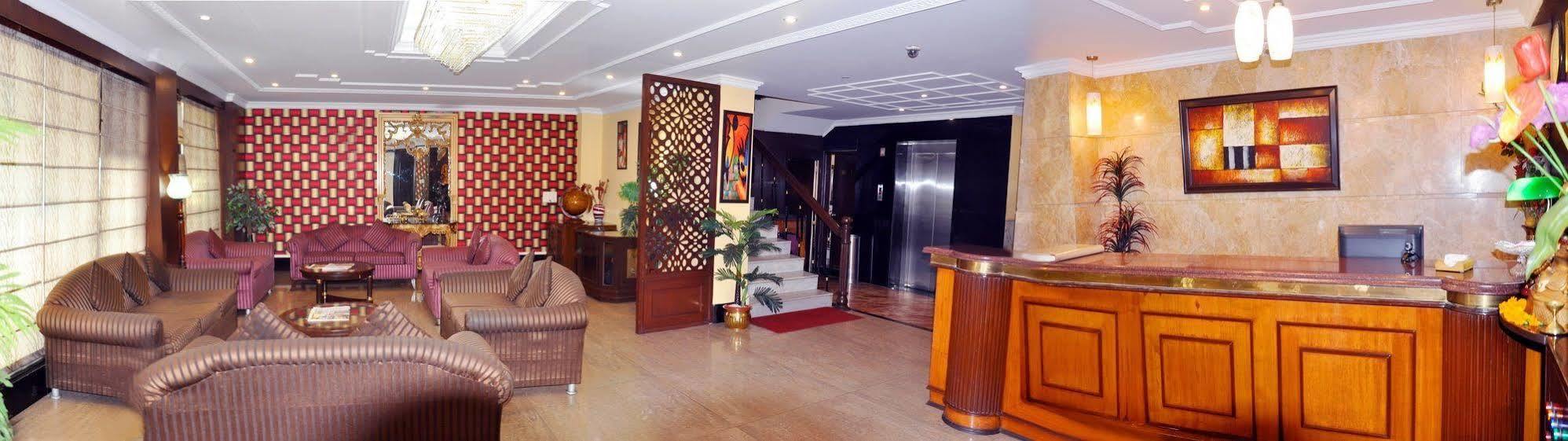 The Crest Inn Delhi  Exteriör bild