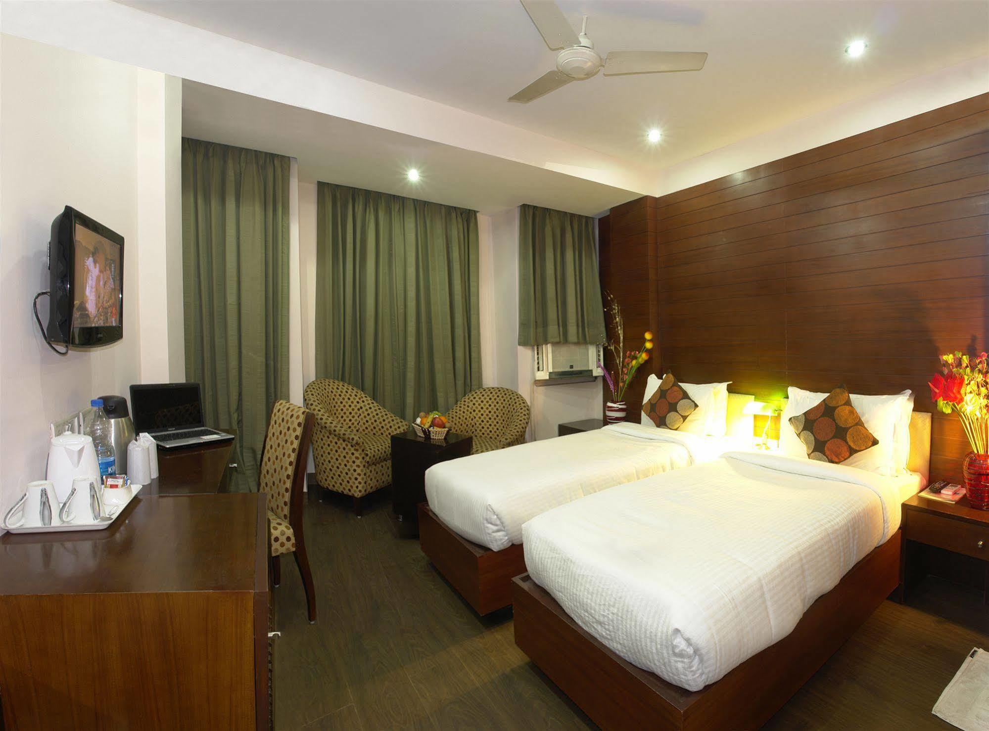 The Crest Inn Delhi  Exteriör bild
