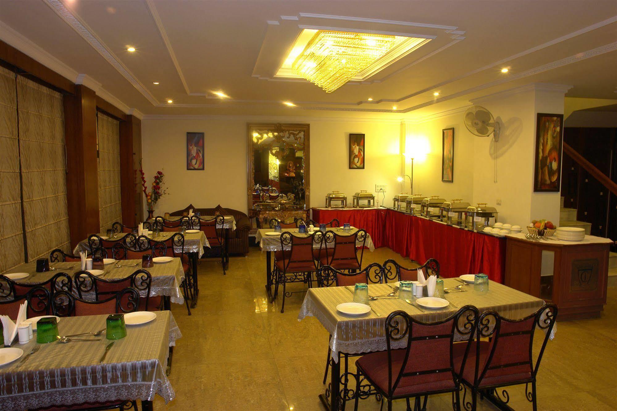 The Crest Inn Delhi  Exteriör bild