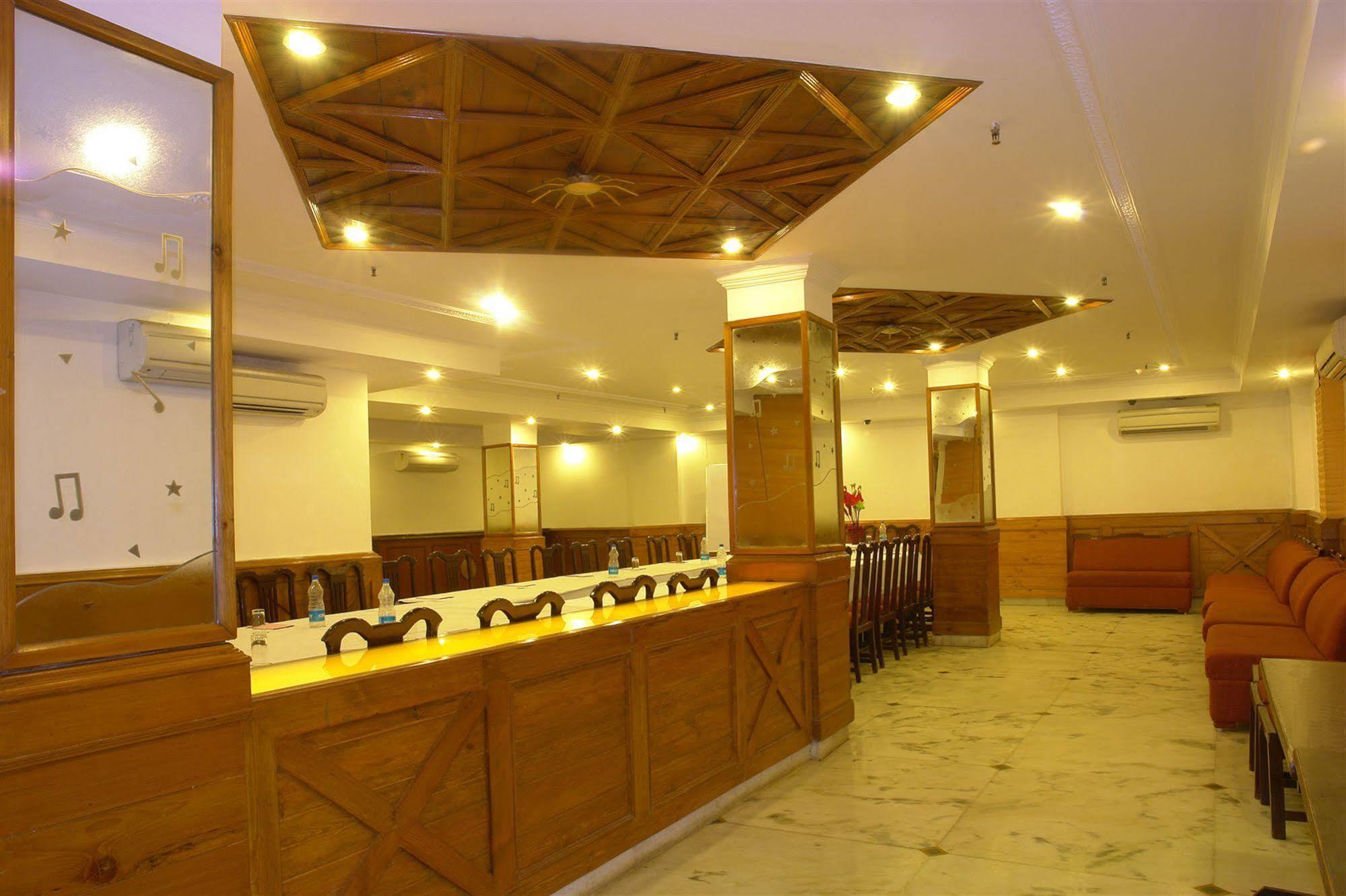 The Crest Inn Delhi  Exteriör bild