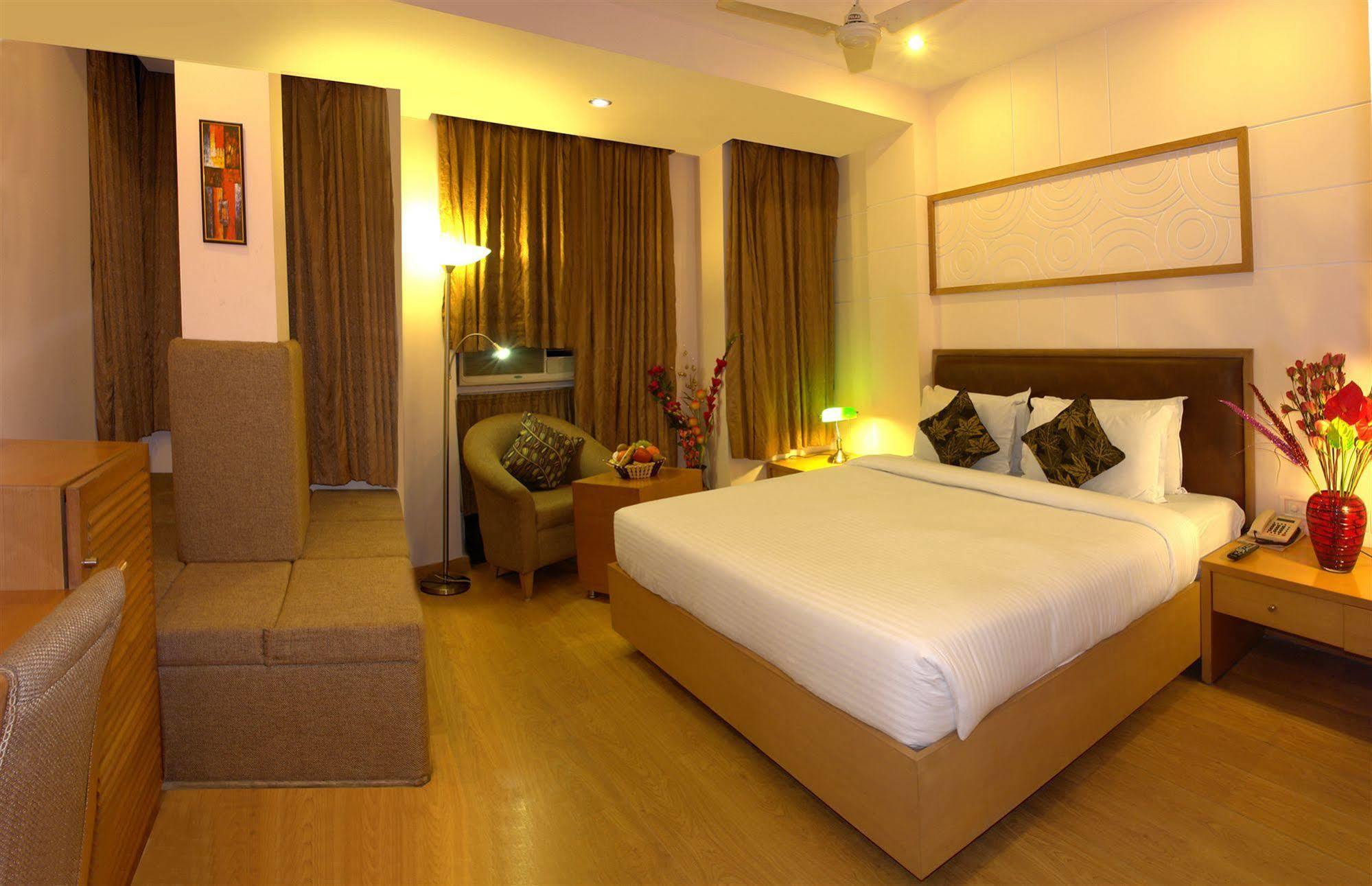 The Crest Inn Delhi  Exteriör bild