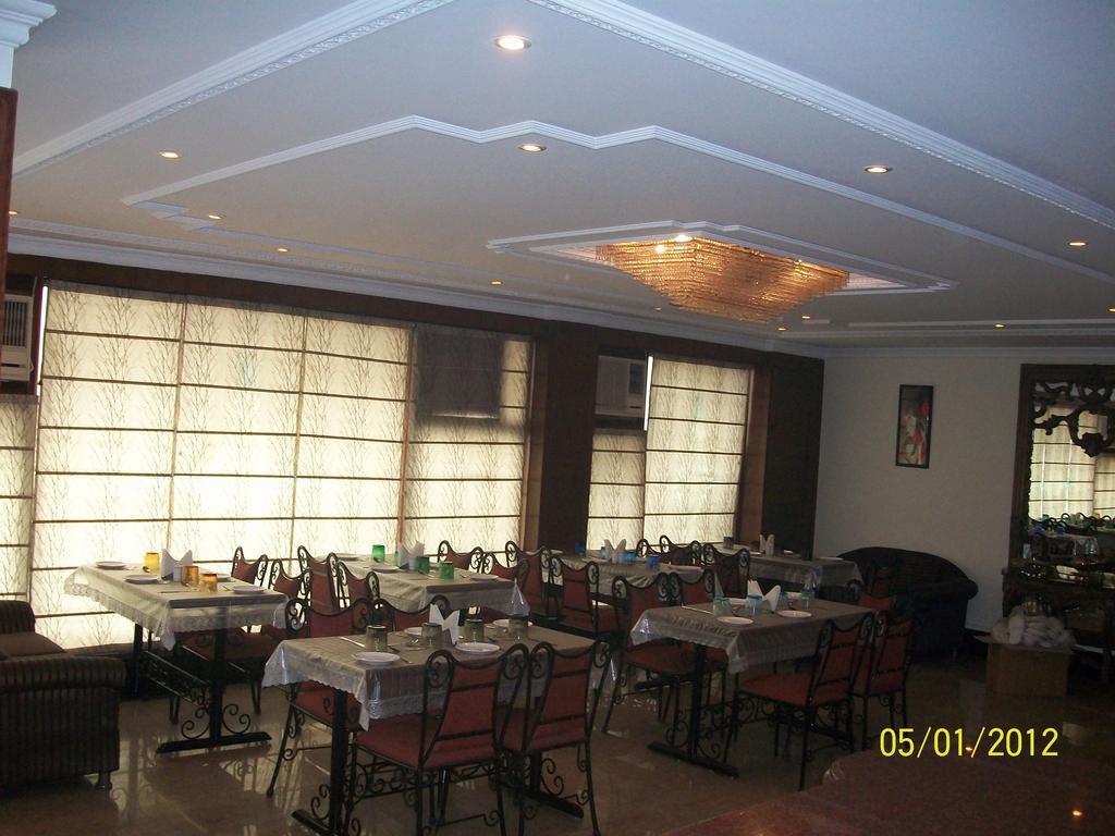 The Crest Inn Delhi  Exteriör bild